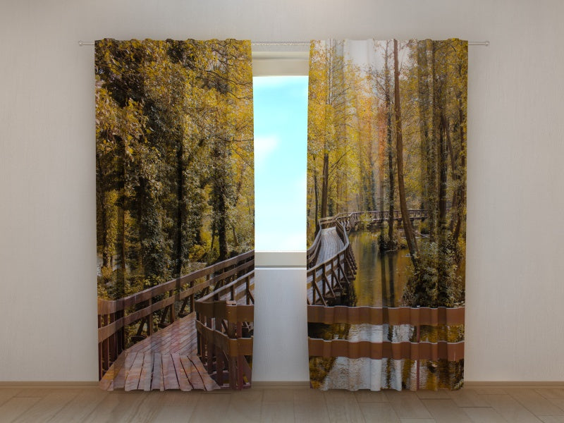 Tende Ponte nella Foresta Autunnale