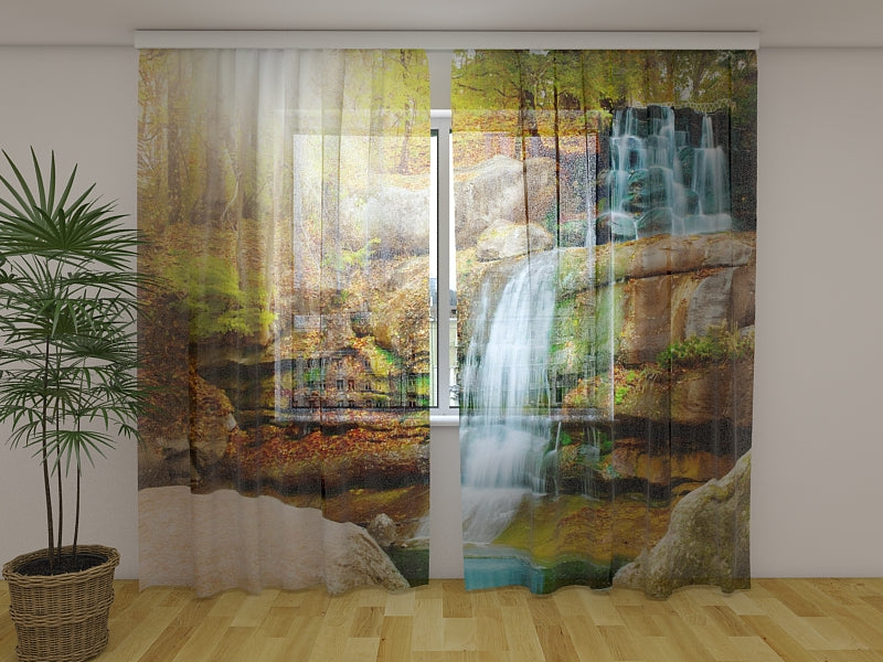 Tende Cascata nella Foresta D'autunno