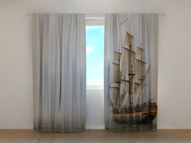 Tende Nave Pirata in una Nebbia
