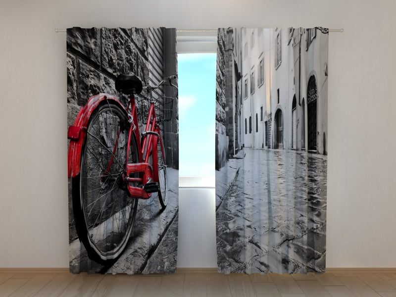 Tende Bici Rossa in Città in Bianco e Nero